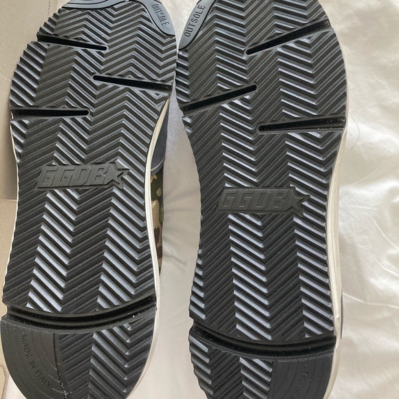 Men’s Golden Goose Running Shoe - Picture 4 of 4